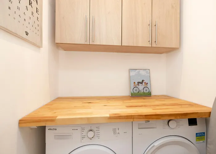 Elegant Edinburgh Stockbridge 2-Bedroom Apartment - Ground Floor