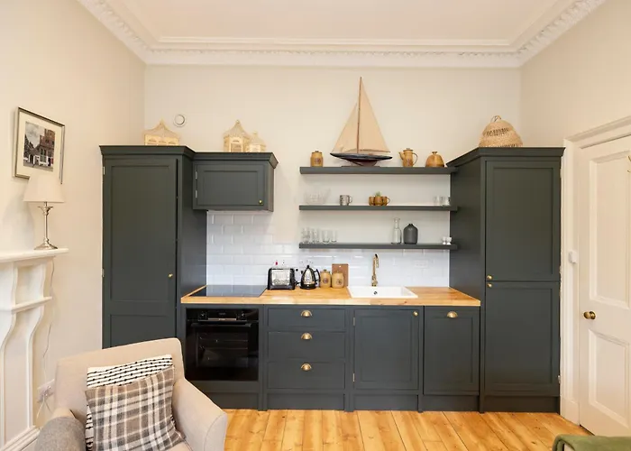 Elegant Edinburgh Stockbridge 2-Bedroom Apartment - Ground Floor